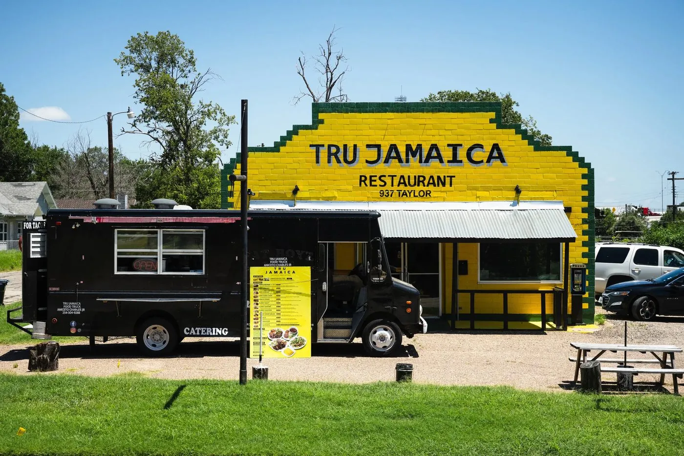 El food truck de Tru Jamaica estacionado frente al restaurante en Taylor St